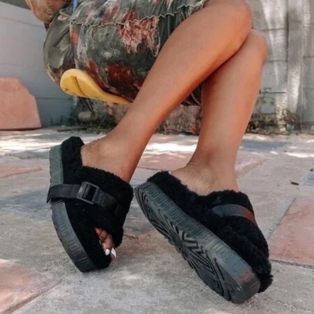 UGG Fluffita Slide slippers Black Size 9